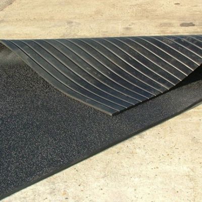 Badi_farm_tappeti_gomma_pavimenti_box_cuccia_cavallo_cane_lastra_allevamento_vulcanizzata_scuderia_stalla