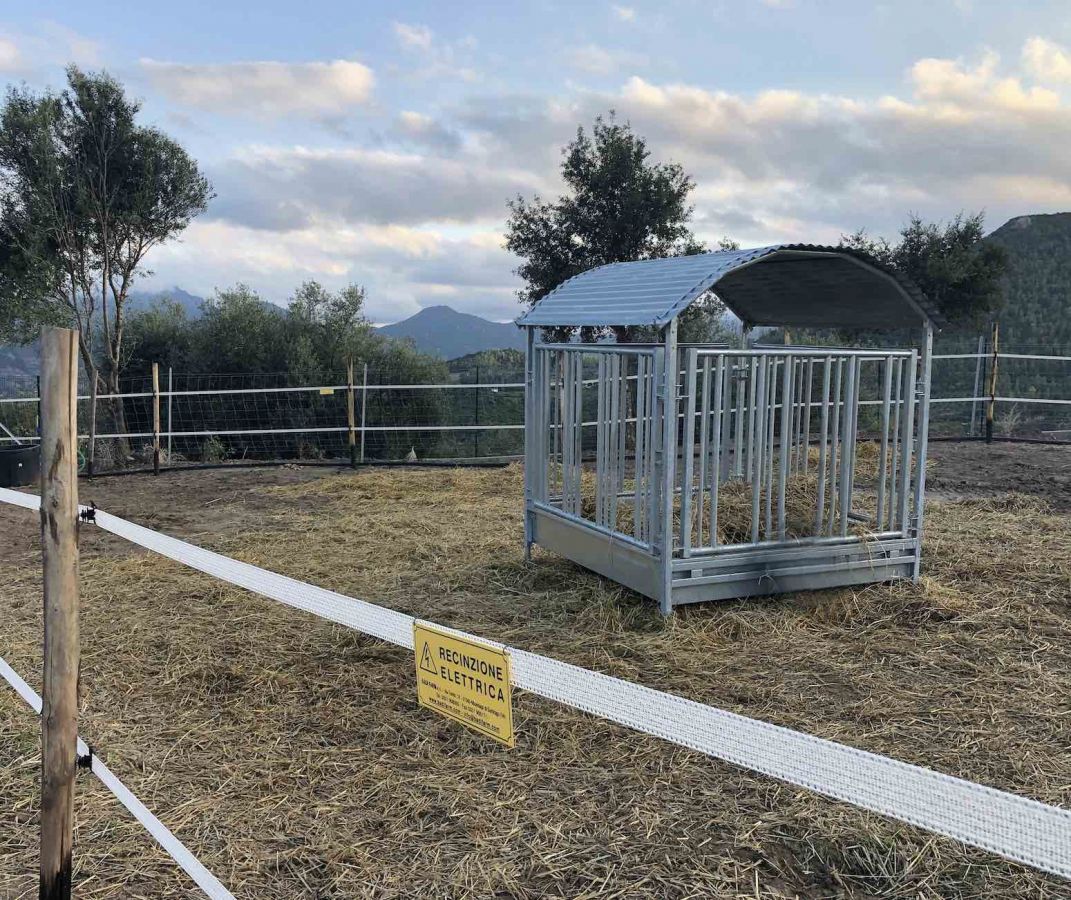 Round bale feeder 2